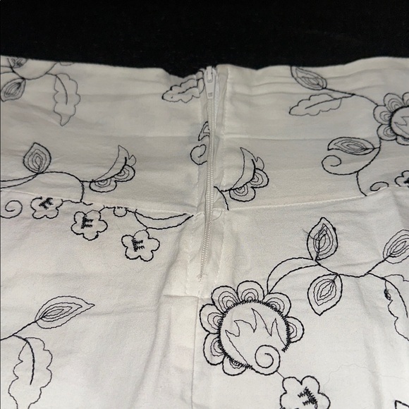 Sassy Floral Print Women's Skirt - White - Picture 5 of 8